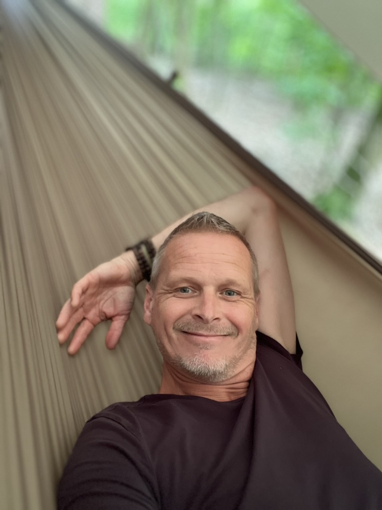 Henjo, ontspannen in een hangmat